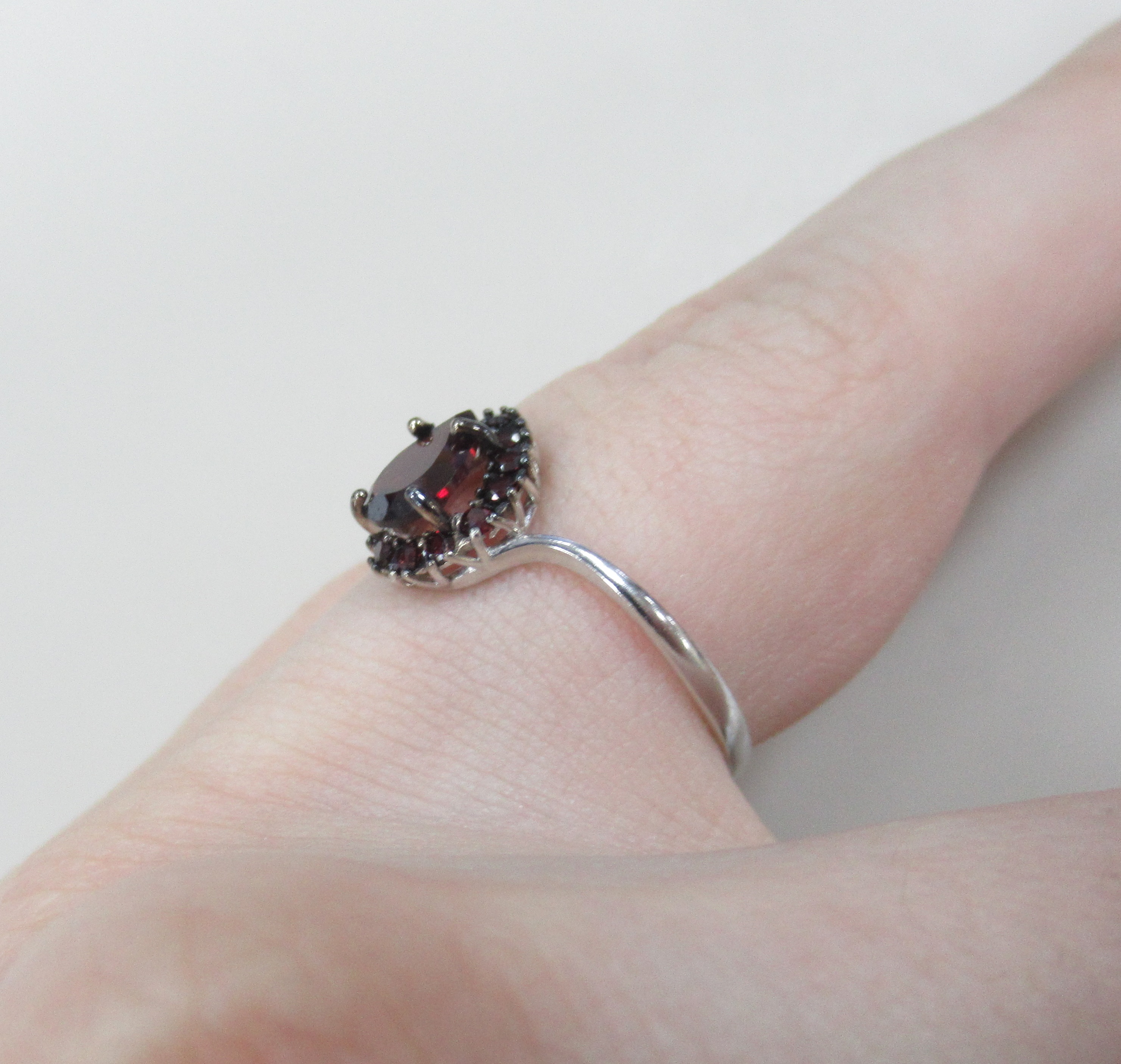 Серебряное кольцо с гранатами